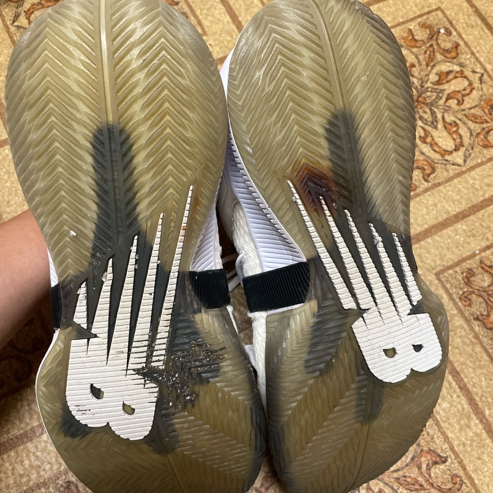 white new balance basketball shoes